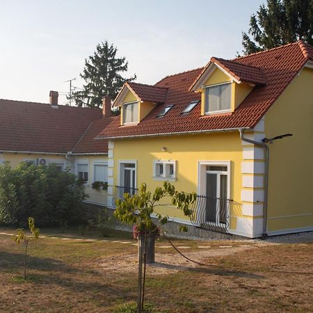 Kondics Apartmanház Sárvár Exterior foto