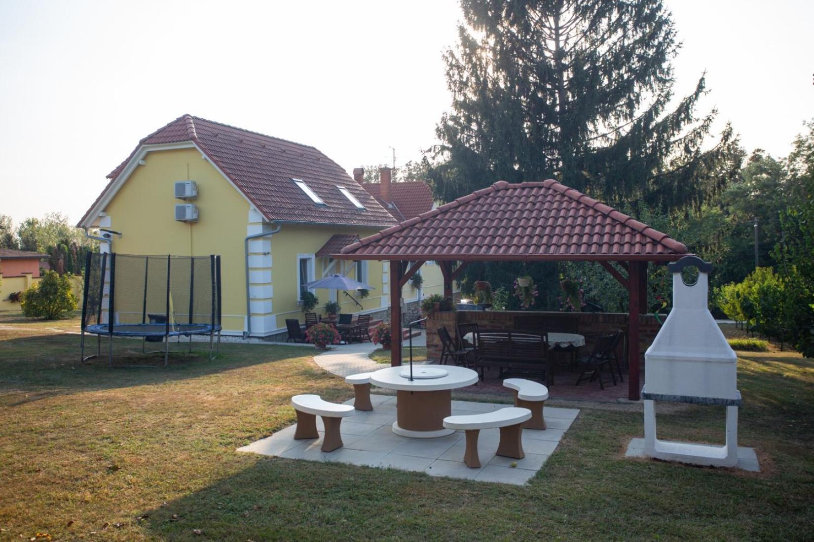 Kondics Apartmanház Sárvár Exterior foto