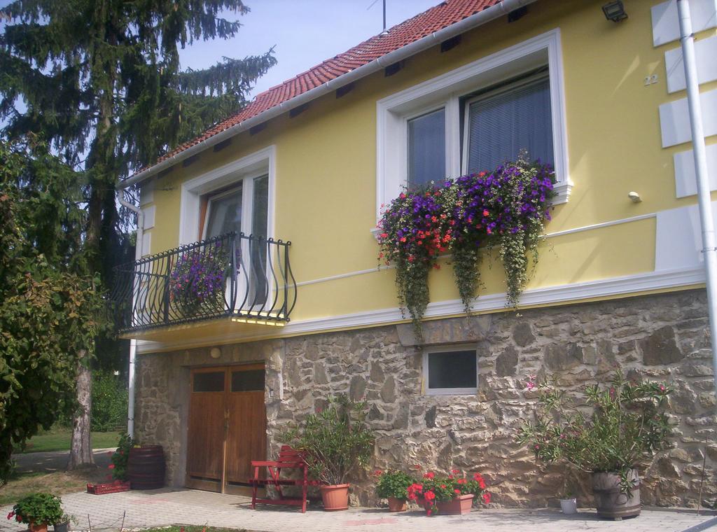 Kondics Apartmanház Sárvár Exterior foto